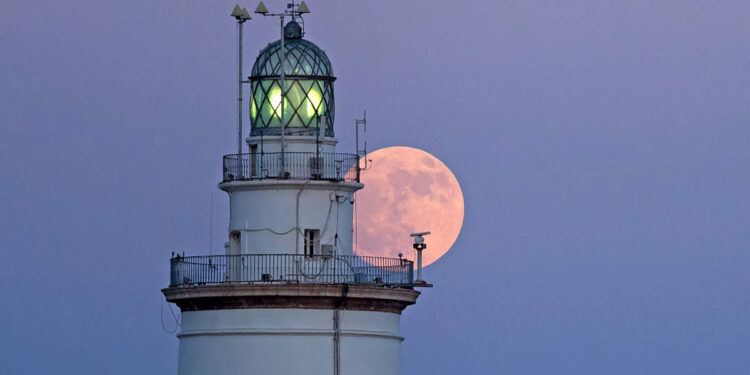 Los mejores destinos de España para contemplar la superluna del próximo lunes
