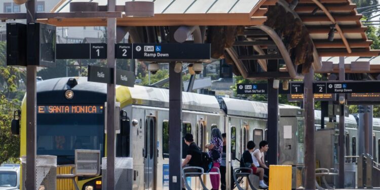 Más de 400.000 estudiantes de Los Ángeles inscritos en el programa de viajes ilimitados de Metro