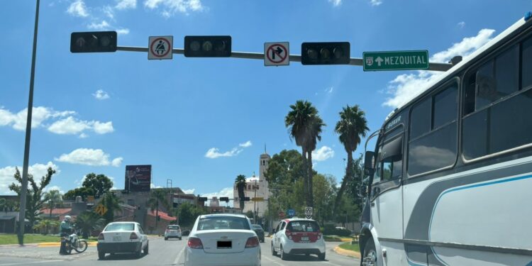 Contemplan 80 cruceros del Centro de Durango para modernización de semáforos