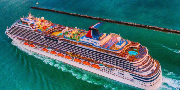 ¿En busca de trabajo? Hay 100.000 vacantes para trabajar en cruceros y viajar gratis