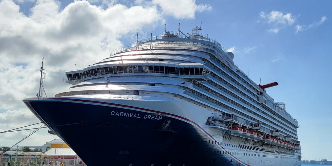 Cae al mar del Caribe Mexicano pasajero de crucero