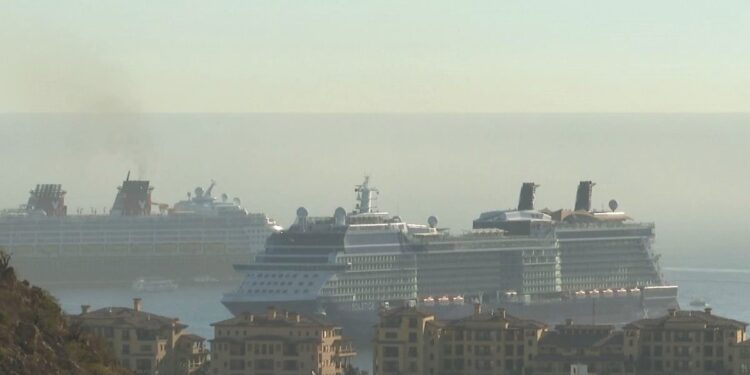 Cruceros anclados en aguas de Los Cabos