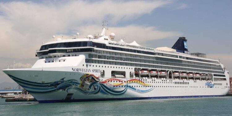 Pasajero cae al mar desde crucero Norwegian Spirit (VÍDEO)