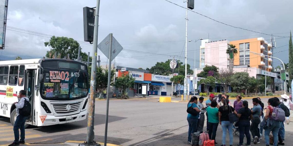 Maestros de secundarias generales bloquean el crucero del ADO