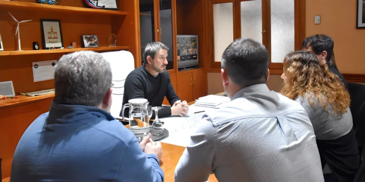 Merino con autoridades de Agencias de Turismo