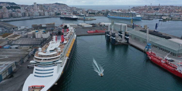 Tres cruceros hacen triple escala en el puerto de A Coruña, con más de 9.000 cruceristas