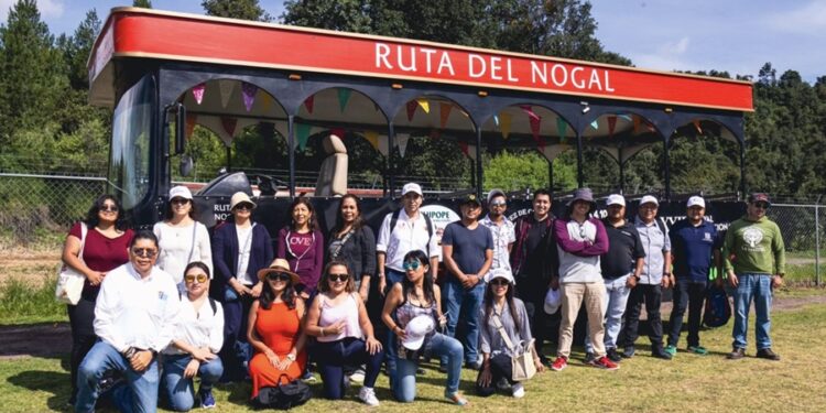 Turismo promociona Temporada de Chile en Nogada con agentes de viajes