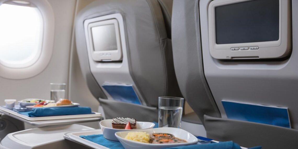 Un experto en viajes revela su trucazo para conseguir comida gratis en pleno vuelo