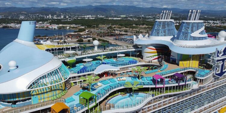 El Icon of the Seas (Icono del Mar), de 20 cubiertas, es actualmente el crucero más grande del mundo.