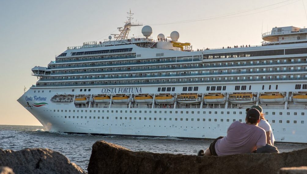 Uruguay negocia con compañía de cruceros europea incluir escala en Colonia – Portada