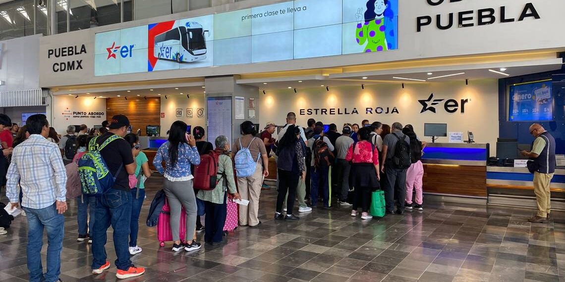 Suspenden viajes y otros esperan hasta 7 horas ante bloqueo en autopista México-Puebla - El Sol de Puebla
