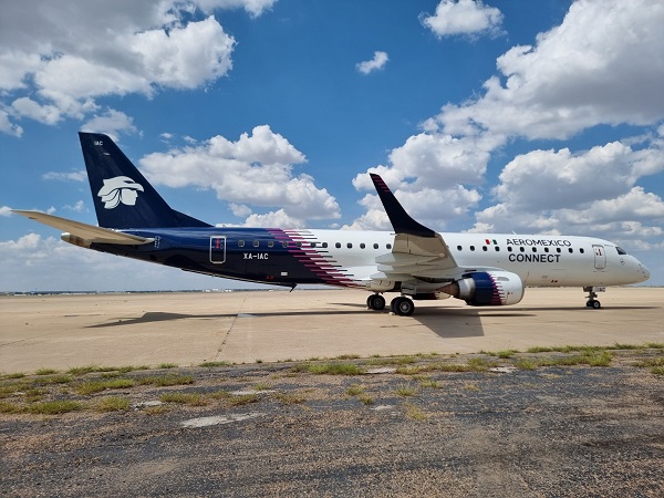 Aeroméxico celebra el lanzamiento de nueva imagen, misma que ya ha sido plasmada en un avión Embraer 190.