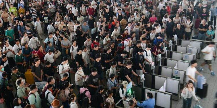 China agrega 1.566 trenes ante temporada alta de viajes en víspera de feriado del Día Nacional