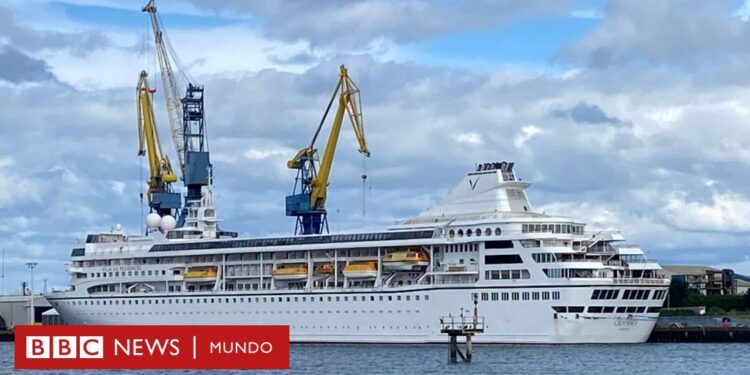 El lujoso crucero que iba a dar la vuelta al mundo en 3 años y lleva tres meses varado en Irlanda del Norte