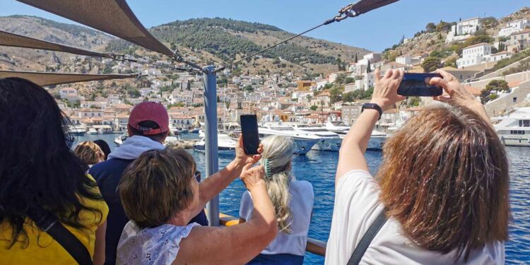 'Three Islands One Day Tour': el infierno tiene forma de crucero de un día