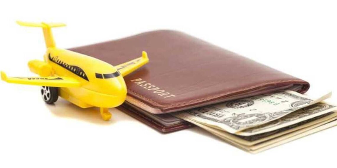 AFIP cambia reglas para declarar el traslado de pesos y dólares en viajes