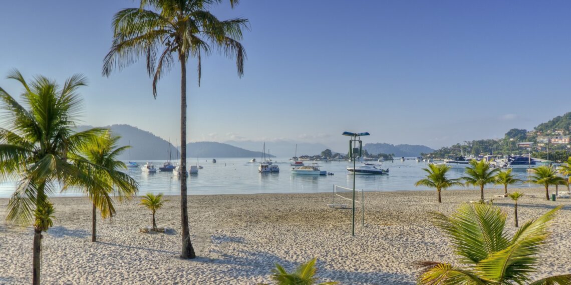 paquetes, pasajes aéreos y un coco en la playa