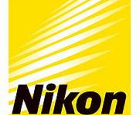 Deporte y diversión durante la presentación durante la nueva y más moderna.   La versátil Nikon Z 6III se estrena en México  • Al más puro estilo mexicano se llevó a cabo la presentación en territorio nacional de la Nikon Z 6III, una cámara sin espejo de cuadro completo que brinda un rendimiento excepcional tanto a fotógrafos como a cinematógrafos.  • La Z 6III es única en su clase. Es la primera cámara del mundo con un sensor parcialmente apilado, que ofrece un rendimiento de nivel emblemático, mediante una lectura ultrarrápida que genera altas velocidades de cuadros, tanto en modo de fotografía como de video.  • Evento en el que los asistentes pudieron comprobar que la Nikon Z 6III ha llegado al mercado mexicano para superar expectativas y establecer una nueva referencia.  Ciudad de México, 28 de agosto de 2024.- Al más puro estilo mexicano, el día de ayer se llevó a cabo ante fotógrafos, clientes, aliados, medios de comunicación y creadores de contenido, la presentación en territorio nacional de la Nikon Z 6III, una cámara sin espejo de cuadro completo que brinda un rendimiento excepcional tanto a fotógrafos como a cinematógrafos. La Z 6III es única en su clase. Es la primera cámara del mundo con un sensor parcialmente apilado, que ofrece un rendimiento de nivel emblemático, mediante una lectura ultrarrápida que genera altas velocidades de cuadros, tanto en modo de fotografía como de video. En el evento estuvo presente Fumiko Kawabata, Vicepresidenta de Nikon Inc. quien declaró que “desde que concebimos este equipo, lo hicimos buscando superar expectativas y establecer una nueva referencia que nos permita incrementar el número de apasionados de la marca Nikon, tales como jóvenes creadores y creadoras de contenido de fotografía y video. Así como fotógrafos y videógrafos, que son usuarios avanzados de otras marcas, una vez que se atrevan a tocar, probar, experimentar y crear con nuestra versátil Nikon Z 6III”. Además, Kawabata enfatizó que “el mercado mexicano es uno de los principales pilares de la estrategia global de Nikon, y punta de lanza en América Latina. Por lo que continuaremos enfocados en identificar las demandas del consumidor, y los desafíos de la industria, para seguir ofreciendo lo mejor en cuanto a cámaras, óptica y tecnología”. Por su parte, José Luis Santana, Director General de Nikon México, afirmó que “con el lanzamiento de este equipo, Nikon continúa adelante en la oferta de equipos mirrorless, desarrollando y produciendo más cámaras de la serie Z y lentes NIKKOR Z, como el fijo gran angular 35mm f/1.4, recientemente lanzado. Productos que orgullosamente llegan a México, al ser el mercado más importante en la estrategia de Nikon, en América Latina”. “Quiero aprovechar esta ocasión para destacar nuestro compromiso con todos ustedes, quienes conforman la industria fotográfica de México. Confíen en que seguiremos atentos a los retos que se presenten, así como a los avances tecnológicos, para poner a su disposición los mejores equipos de fotografía y video con los que puedan llegar a otro nivel, e impulsar así el crecimiento y desarrollo del ecosistema fotográfico de nuestro país”, concluyó Santana. Entre las características y especificaciones de la cámara Z 6III, detalladas por Carlos Rodríguez y José Jiménez, ambos Embajadores Nikon, destaca que es un equipo de 24.5 MP, con cuerpo de máxima durabilidad y peso ligero. Brinda un alto desempeño a profesionales de la imagen fija y en movimiento. Es la primera cámara con un obturador parcialmente aplicado, que permite una repuesta mucho más rápida y una captura previa al lanzamiento de hasta 120 cps. Su detección avanzada de sujetos facilita la captura de la imagen y alto rendimiento en condiciones de baja luz, con su visor electrónico altamente brillante. Además, es capaz de capturar formato de video interno 6K RAW. Esta presentación y experiencia fotográfica se llevó a cabo en el Centro Cultural Estación Indianilla, donde todos los asistentes, de la mano de los Embajadores Nikon, pudieron comprobar el desempeño, capacidad y potencia de la nueva Nikon Z 6III, en un ambiente muy mexicano con diversos sets como baile regional, a cargo de Gabriel Roux; lucha libre, al frente de Etzel Espinosa; boxeo, dirigido por Ben Olivares; organillero, por Nicole Holmes; catrinas, liderado por Nelly Quijano; y fotografía de producto, guiado por Gaby Guajardo; todos reconocidos fotógrafos profesionales. Una gran celebración en la que los invitados pudieron comprobar que la Nikon Z 6III ha llegado al mercado mexicano para superar expectativas y establecer una nueva referencia en su clase.