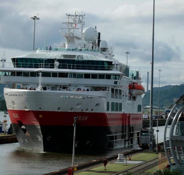 El Canal de Panamá comienza con optimismo su temporada de cruceros