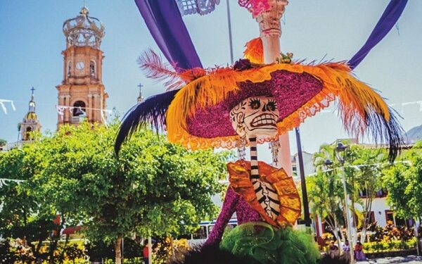 Vive la magia del Día de Muertos en Puerto Vallarta: altares, desfile y la catrina monumental