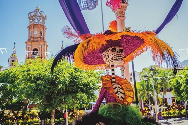 Vive la magia del Día de Muertos en Puerto Vallarta: altares, desfile y la catrina monumental