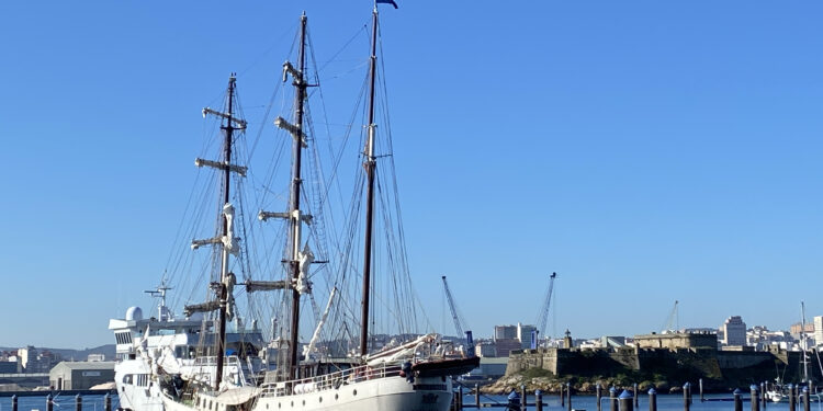 A Coruña recibe al centenario velero Artemis