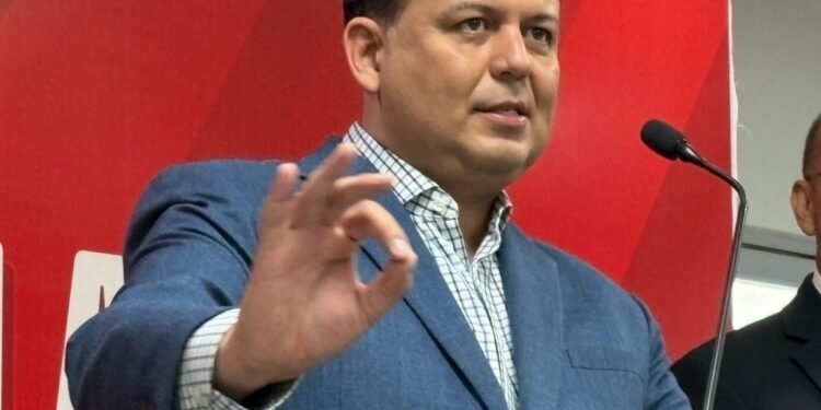 Alfonso Martínez debería buscar una embajada por los viajes que realiza: Memo Valencia