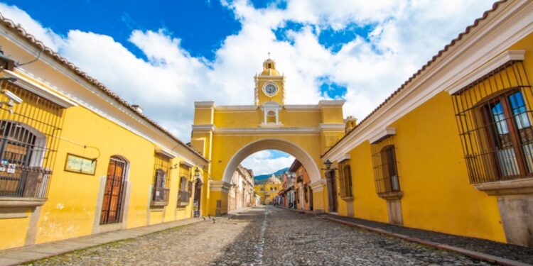 Antigua Guatemala se destaca como uno de los destinos imperdibles en 2025 según National Geographic – Radio TGW