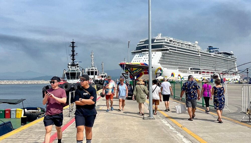 Llegan a Manzanillo Los Dos Primeros Cruceros de la Temporada 2024-2025