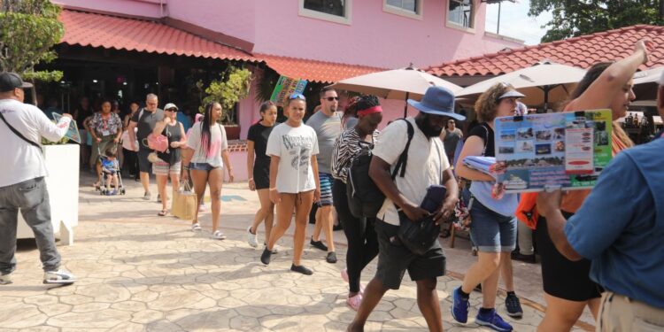 Llegan dos cruceros turísticos a Mazatlán con casi 6 mil visitantes