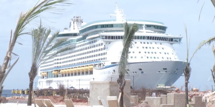 Llega al país el crucero Adventure of the Seas, con más de 3 mil turistas