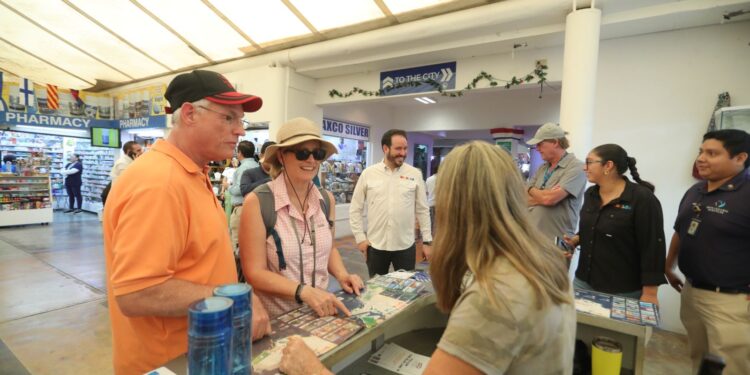 Llegan dos cruceros turísticos a Mazatlán con casi 6 mil visitantes
