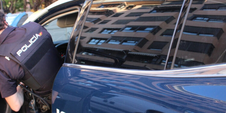 Detienen en Granada a una mujer por estafar 6.400 euros a dos viajeros a Japón