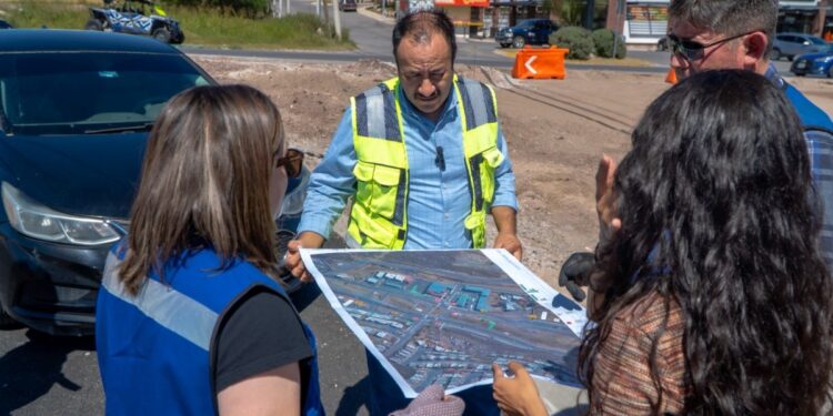 Supervisa Municipio construcción de crucero en avenida Teófilo Borunda