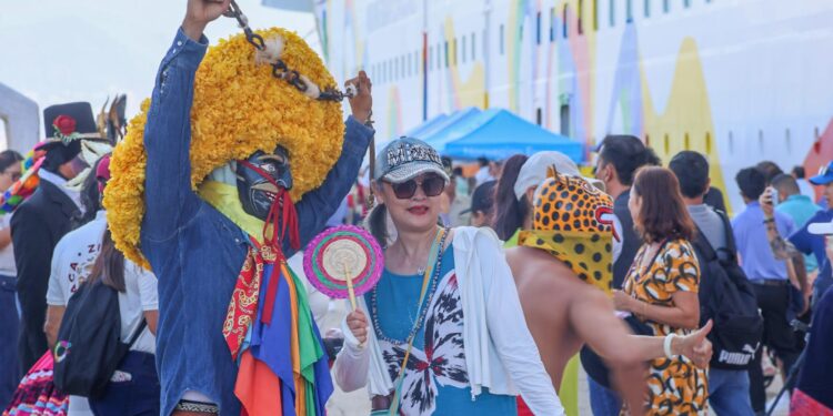 Reciben con gran fiesta al crucero Norwegian Encore en Acapulco