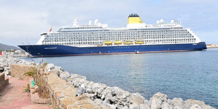 'Spirit of Discovery' de Saga Cruises, en el puerto de Ceuta