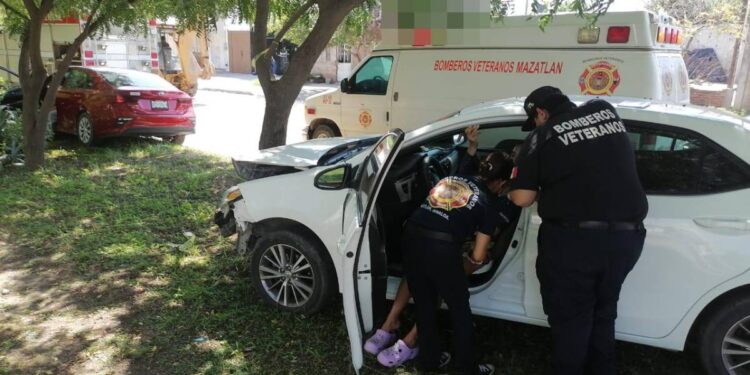 Dos vehículos chocan en crucero de la avenida Del Delfín, en Mazatlán