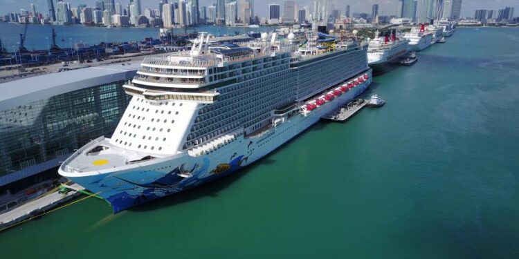Crucero retorna a Puerto de Miami después de que una mujer cayó por la borda: Detalles del lamentable incidente