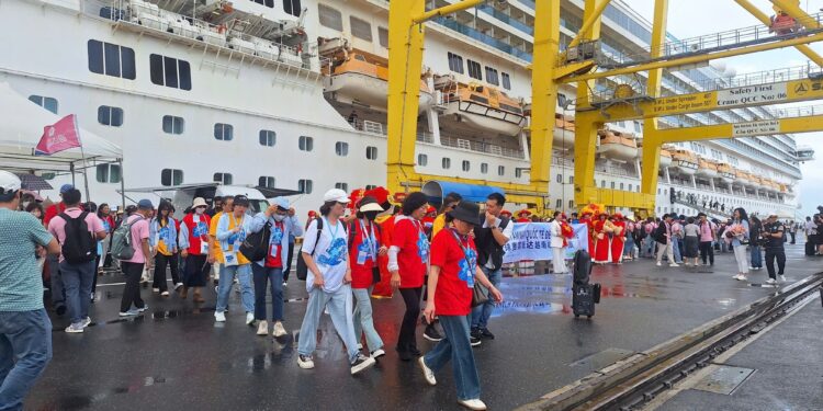 Da Nang recibe a casi 3.500 turistas en barco