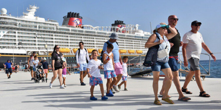 Descartan baja de cruceristas | Con nuevo impuesto por visita