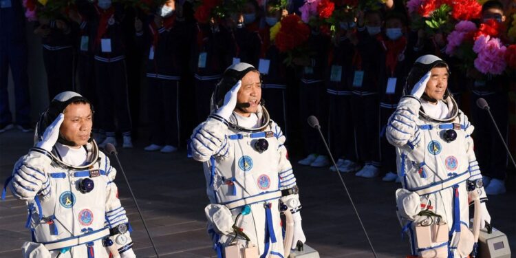 China reveló cómo es el traje espacial liviano para los viajes a la Luna