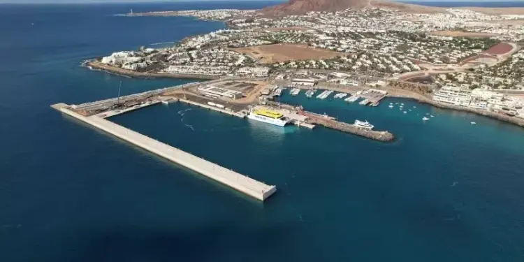 Puertos Canarios califica de bulos los "rumores" de prohibir los cruceros en Playa Blanca
