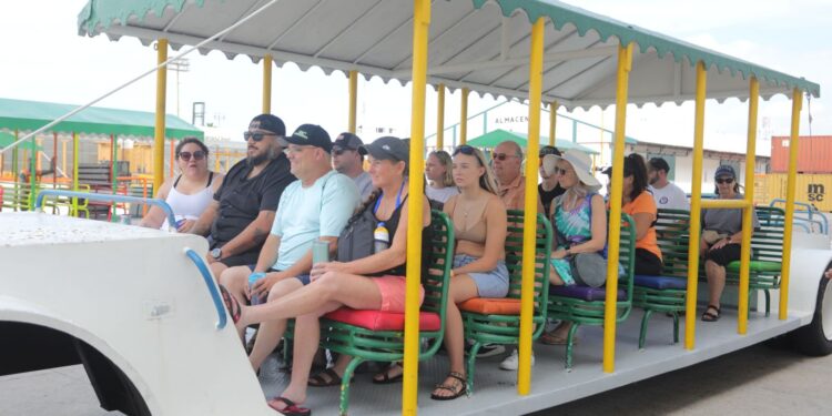 Por los pasillos » Llegan dos cruceros turísticos a Mazatlán con casi 6 mil visitantes