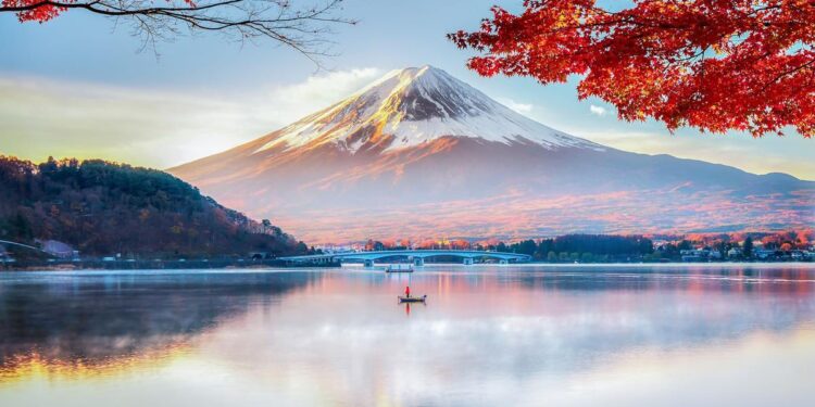 Vistas de Monte Fuji en un paisaje otoñal