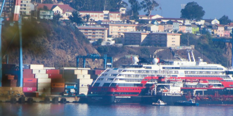 Puerto de Valparaíso recibe segundo crucero de Hurtigruten en temporada 2024-2025