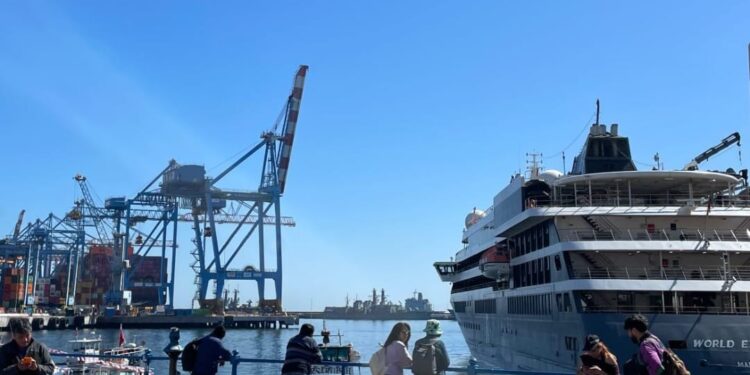Terminal Portuario Valparaíso recibe primer crucero de temporada 2024-2025