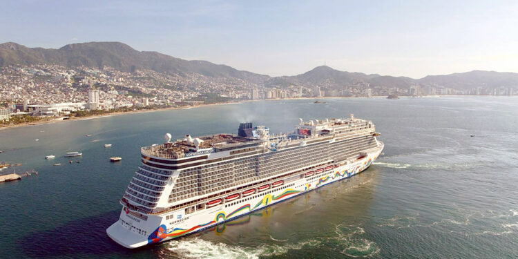 Arriba al puerto de Acapulco el crucero Norwegian Encore con 5 mil 335 pasajeros
