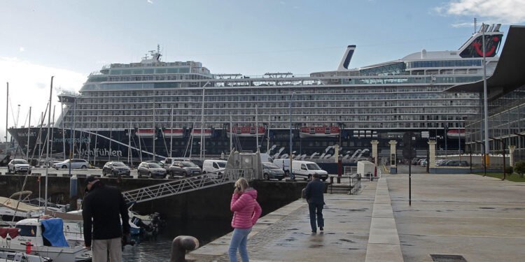 El nuevo crucero ecológico ‘Mein Schiff 7’ se estrenó en la ciudad con más de 3.000 pasajeros