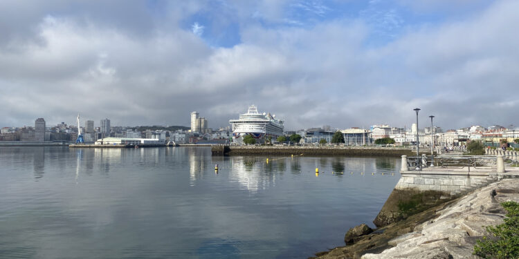 El Ventura, uno de los cruceros más grandes del mundo, hace escala en el puerto coruñés