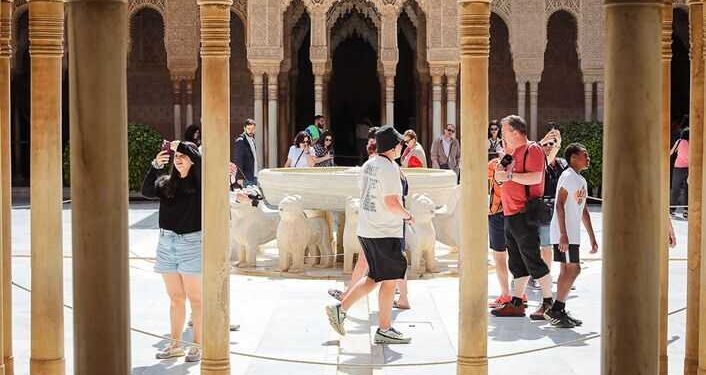 Agencias de viajes y representantes de la oferta turística regional se reúnen en Granada